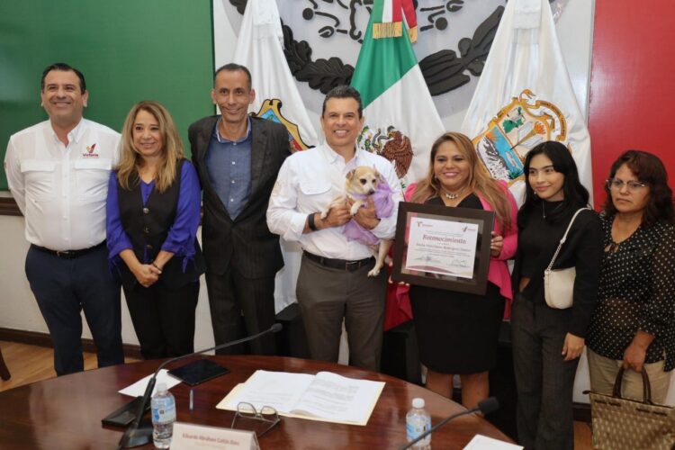 Distingue Cabildo victorense a rescatista de animales