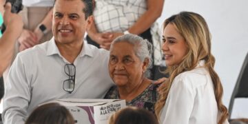 Entregan Lucy y Lalo 3 mil insumos alimentarios