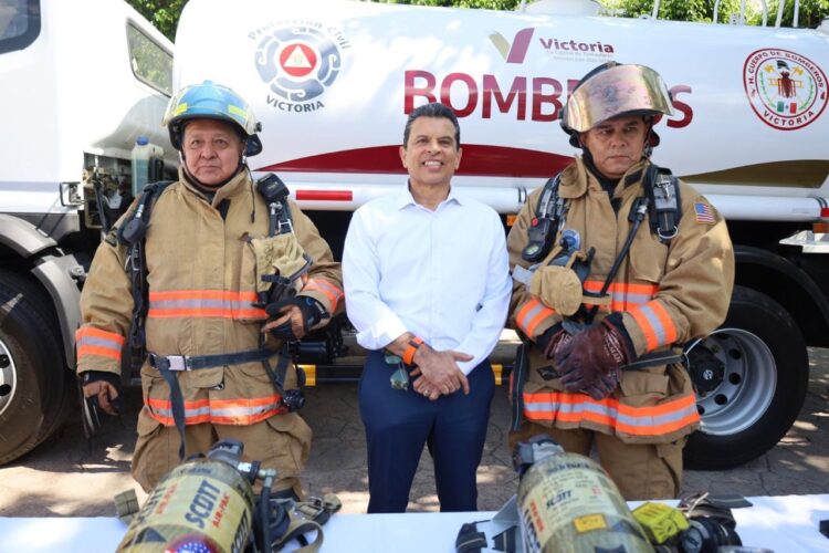 Entrega Lalo Gattás nuevo camión de bomberos y equipamiento a Protección Civil