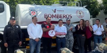Entrega Lalo Gattás nueva pipa y equipo a Protección Civil Victoria