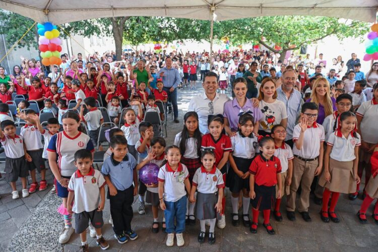 Festejan Lucy y Lalo a niñas y niños en su día