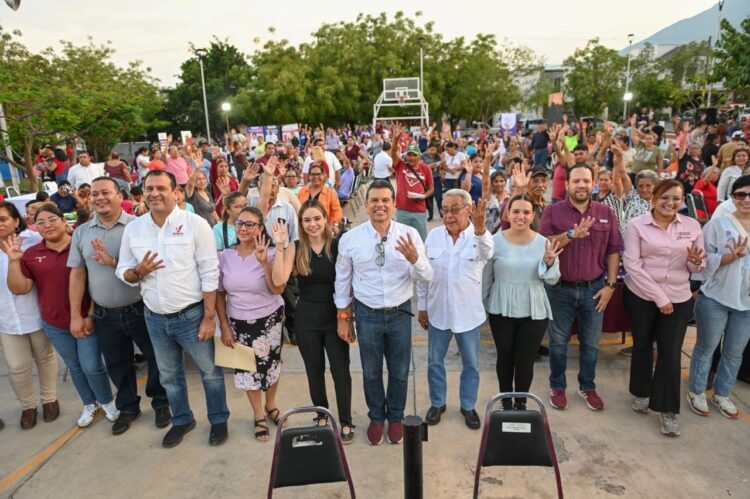 Conviven Lalo y Lucy con vecinos de Lomas de Calamaco en el Día del Pueblo