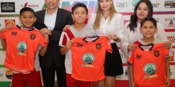 Uniforman Lucy y Lalo Gattás a selecciones del Mundialito DIF Victoria 2026