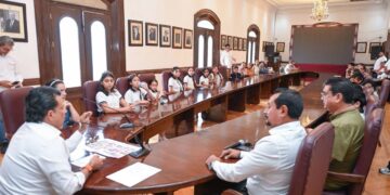 Recibe Lalo Gattás a niños victorenses que participarán en evento nacional de rondallas
