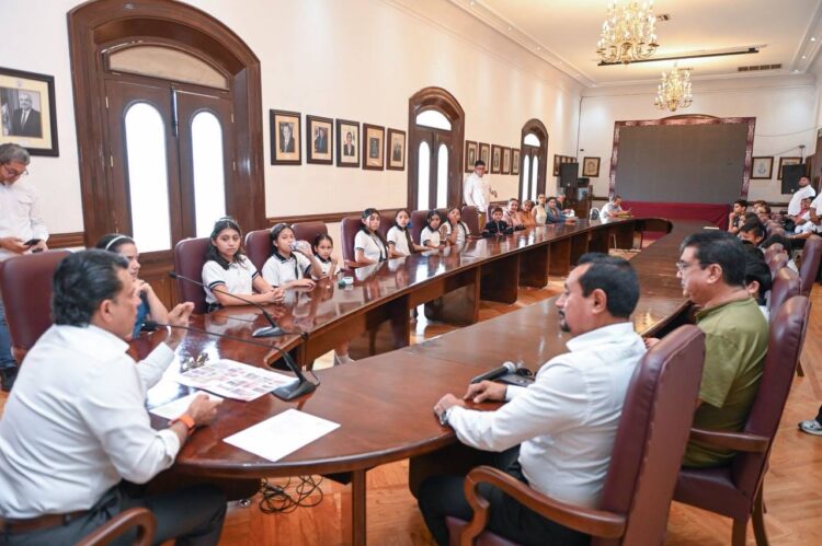 Recibe Lalo Gattás a niños victorenses que participarán en evento nacional de rondallas