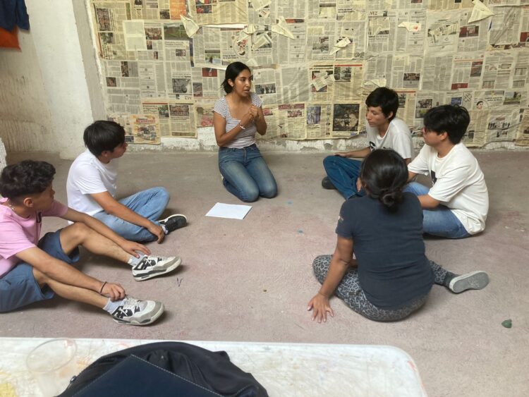 La poeta Kathia Morales lleva lectura y cultura comunitaria a jóvenes de Yecapixtla