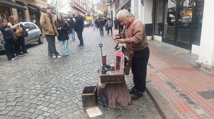 Guillermo Bernasconi: el titiritero de las calles de San Telmo