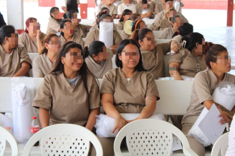 Almohadas llegan al CEDES Victoria y alivian el descanso de internos