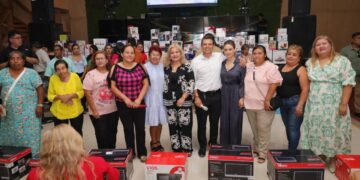 Festejan Lucy y Lalo a las Mamás de Victoria