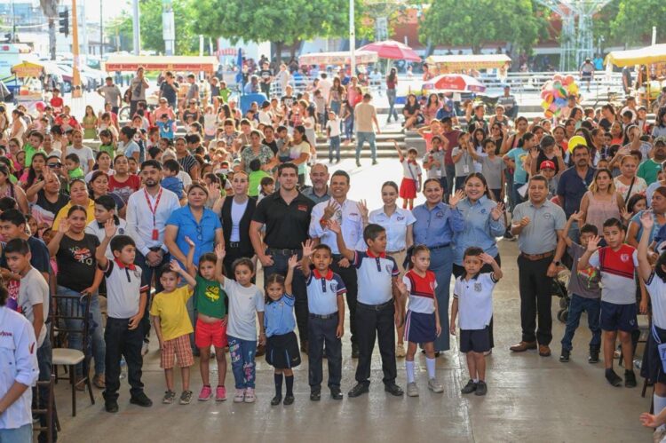 Entregan Lucy y Lalo 3 mil kits escolares de la campaña «Pasos por la Educación»