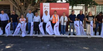 Dan banderazo a pavimentación de calle del Fracc. Las Misiones