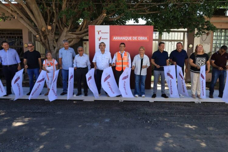 Dan banderazo a pavimentación de calle del Fracc. Las Misiones