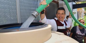 Encabeza alcalde Gattás operativo emergente de abasto de agua en Victoria