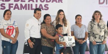 Inician Lucy y Lalo segunda entrega de programa alimentario Voluntad de Ayudar