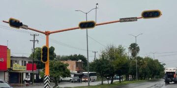 Semáforo fuera de servicio en cruce de alta circulación en Victoria