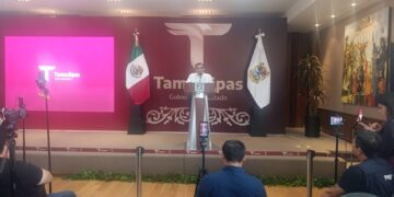 Muestra el gobernador de Tamaulipas su Visa estadounidense