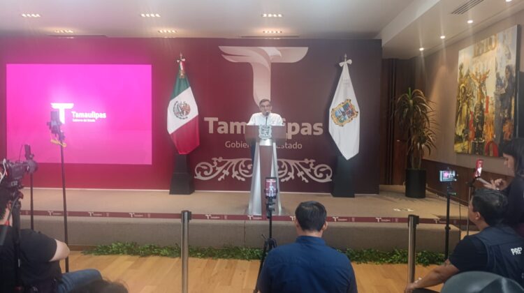 Muestra el gobernador de Tamaulipas su Visa estadounidense