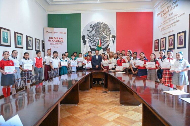 Viven niños victorenses un Día en el Cabildo