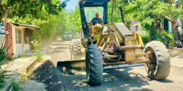 Trabaja municipio en el rastreo y nivelación de calles