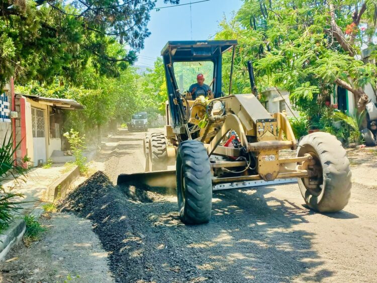 Trabaja municipio en el rastreo y nivelación de calles
