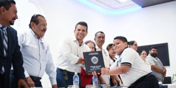Apadrina alcalde Lalo Gattás generación de la Esc. Epigmenio García