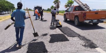 Con bacheo, rehabilitan rutas de transporte público en Victoria