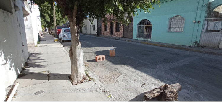 Aplicarán sanciones por apartar lugares en la vía pública