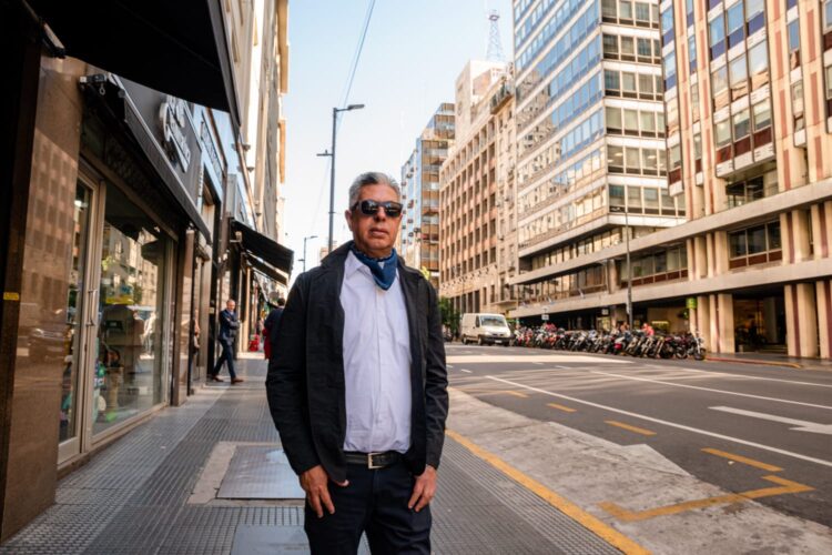 Explora Enrique Jonguitud las huellas de una ciudad escrita en poemas