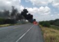 Alerta: Circulación cerrada en ambos sentidos de la Carretera Federal 101 por incendio de vehículo