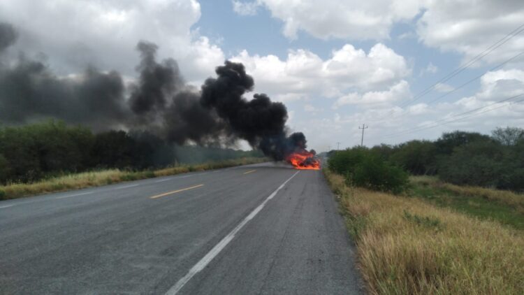 Alerta: Circulación cerrada en ambos sentidos de la Carretera Federal 101 por incendio de vehículo