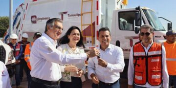 Entrega gobernador Américo nuevo camión recolector a alcalde Lalo Gattás