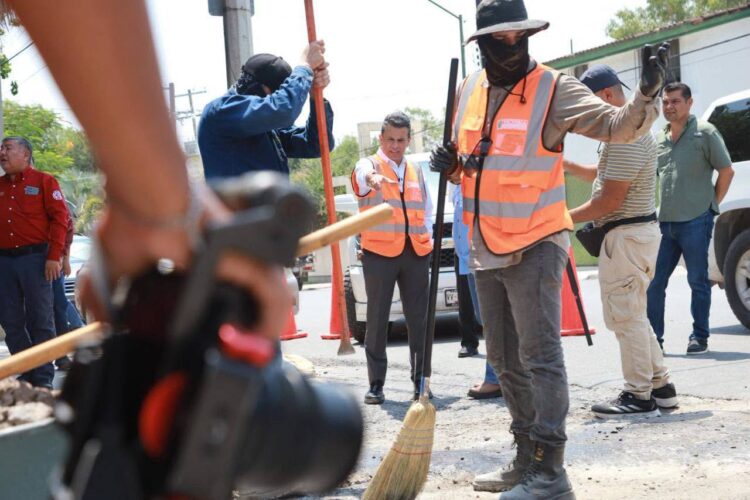 Continúa Gattás con la supervisión a trabajos de rehabilitación de calles en Victoria