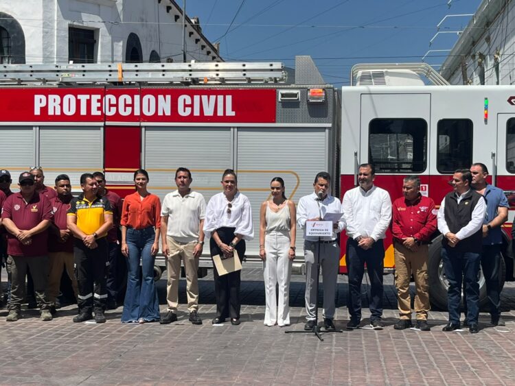 Entrega Gattás camión a Bomberos de Victoria