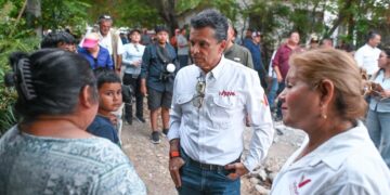 Visita y atiende Lalo Gattás a vecinos de la colonia Simón Torres