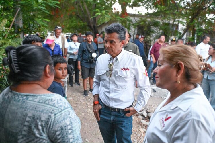 Visita y atiende Lalo Gattás a vecinos de la colonia Simón Torres