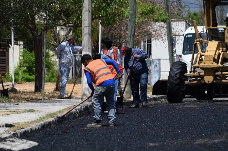 Lleva Municipio programa de conservación de pavimento al Fracc. Vista Azul