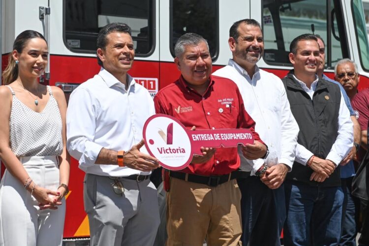 En el marco del Día del Bombero, Lalo Gattás entrega gran camión equipado