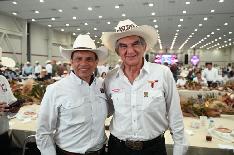Participa Lalo Gattás en la gran cabalgata de la Unidad por calles de Victoria