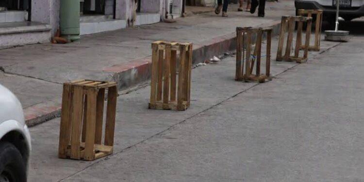 Alistan multas cercanas a los 2 mil pesos “apartar” lugares de estacionamiento en Victoria