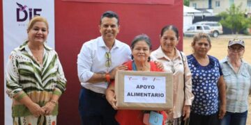 Entrega Lalo Gattás apoyo alimentario a familias de Victoria