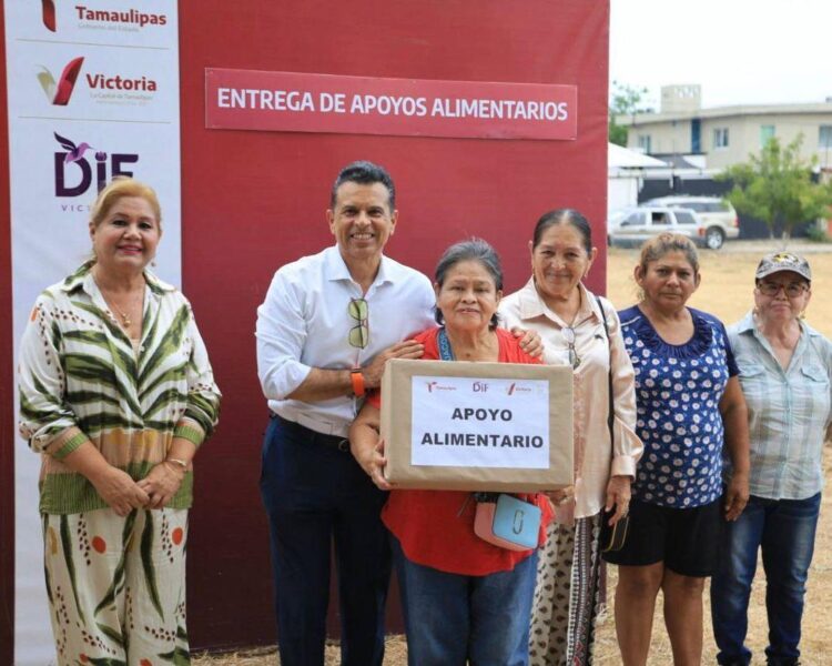 Entrega Lalo Gattás apoyo alimentario a familias de Victoria