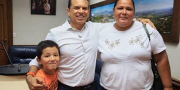 Apoya Lalo Gattás a familias que carecen de cisterna de agua