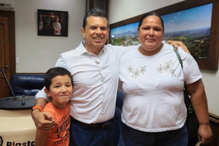 Apoya Lalo Gattás a familias que carecen de cisterna de agua