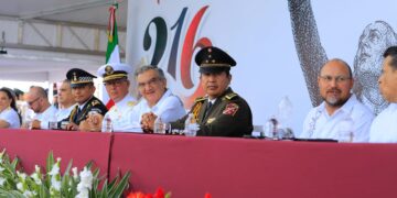 Américo preside desfile cívico-militar por el 216 aniversario de la Independencia de México