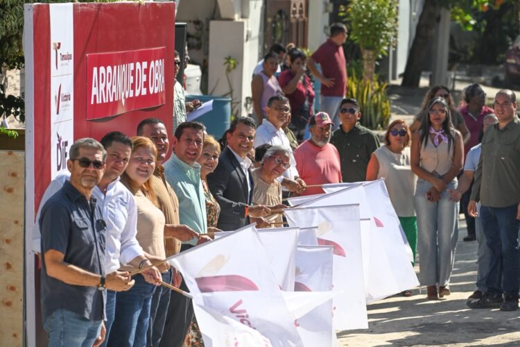 Lalo Gattás da banderazo a obra asfáltica en la colonia México