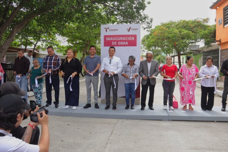 Entrega Lalo Gattás calle de concreto hidráulico en la Ampliación Las Playas