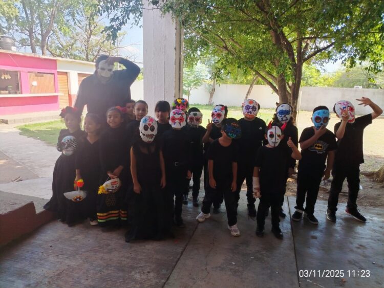 Niños de Victoria preparan orquesta de instrumentos autóctonos bajo la dirección de Eduardo Vargas