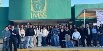 Solidaridad afuera del IMSS de La Loma: estudiantes de Comunicación ayudan a familias