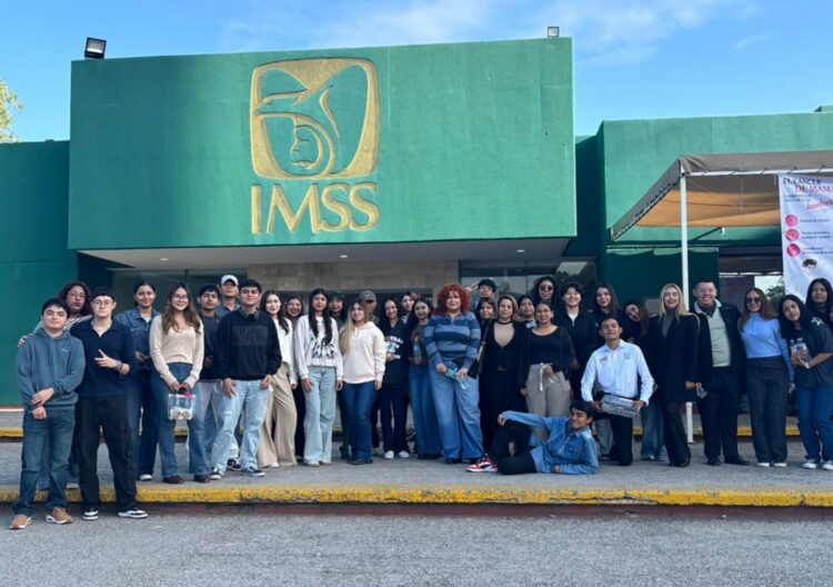 Solidaridad afuera del IMSS de La Loma: estudiantes de Comunicación ayudan a familias